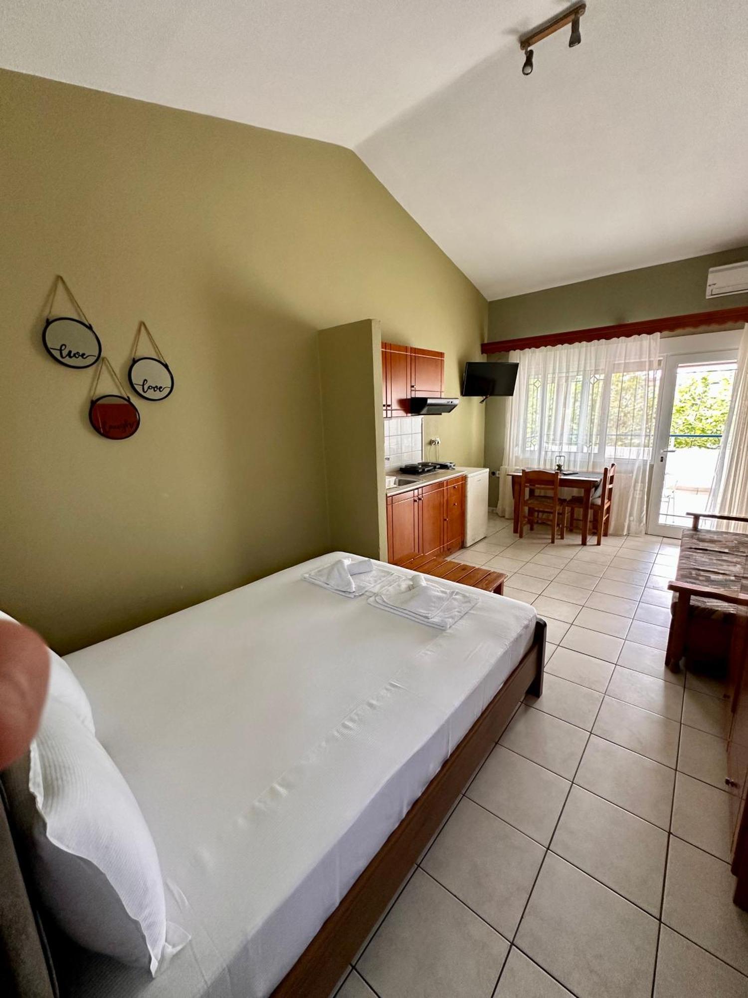 Artemis Hotel Apartments Keramotí Esterno foto